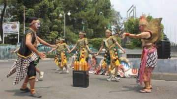 Masyarakat Tradisi Jogja Gelar Aksi Budaya di Bunderan UGM Kritik Manuver Pratikno