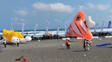 Puluhan Klub Dari 6.Negara Ikuti Jogja International Kite Festival 2025 di Pantai Parangkusumo