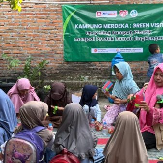 Tanamkan Zero Waste Lifestyle, Alfamidi Latih Puluhan Anak Klaten Olah Sampah Botol Plastik