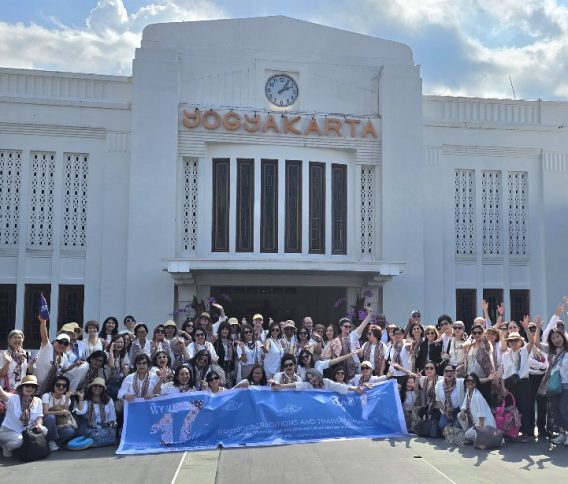 Jejak Pemberdayaan Perempuan dan Diplomasi Budaya: Ratusan Delegasi WCI Biennial Conference Menyambangi Kampung Batik Giriloyo