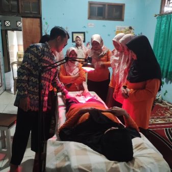 Dua Hari, Tim PKM Universitas Madani Gelar Pelatihan Kesehatan Komplementer MECAR di Piyungan