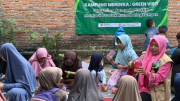 Tanamkan Zero Waste Lifestyle, Alfamidi Latih Puluhan Anak Klaten Olah Sampah Botol Plastik