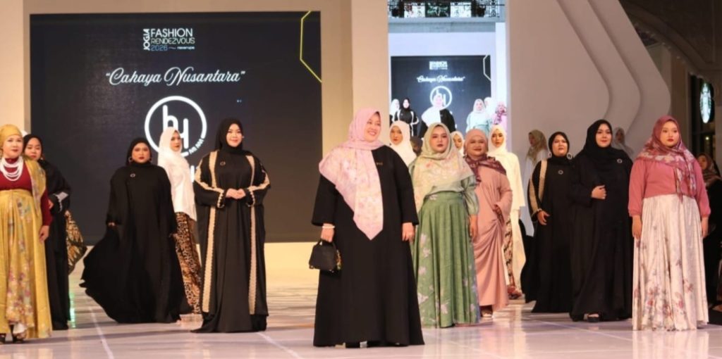Intip Debut Perdana Istri Gus Muwafiq di Jogja Fashion Rendezvous 2026 : Tarik Perhatian Publik