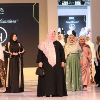 Intip Debut Perdana Istri Gus Muwafiq di Jogja Fashion Rendezvous 2026 : Tarik Perhatian Publik